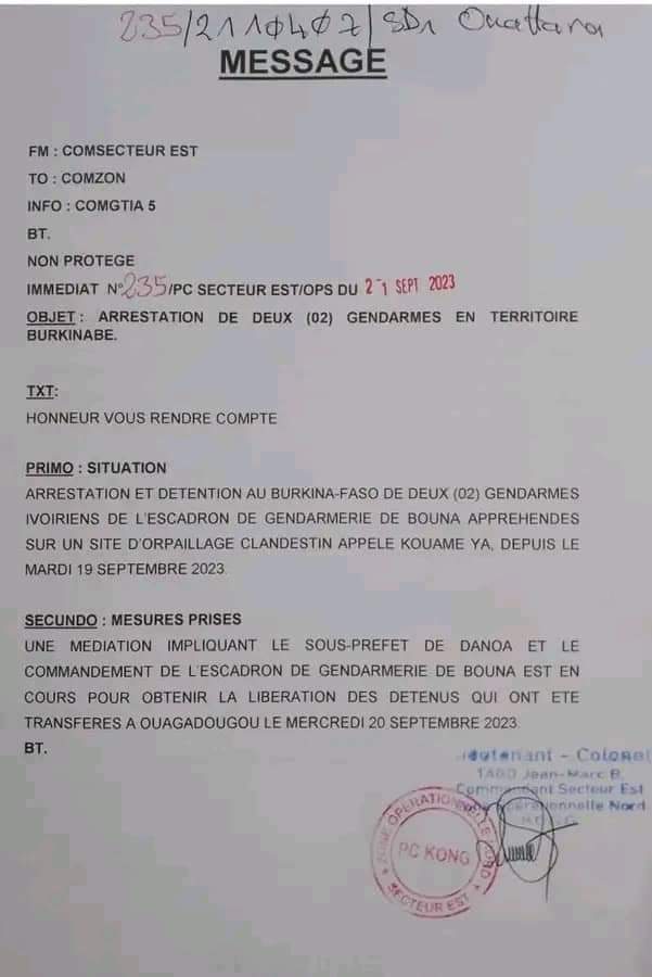 Troisième Image de Affaires Etrangères. Deux gendarmes ivoiriens ont été épinglés sur un site d'orpaillage clandestins sur le territoire burkinabè. Comme sanction à cette intrusion mal appréciée par les autorités burkinabè, les gendarmes ivoiriens ont été mis aux arrêts et transférés vers Ouagadougou en dépit des négociations entre les différentes hiérarchies. Il semblerait que les ivoiriens se sont retrouvés sur le site par hasard suite à une patrouille. Ils sont de la brigade de Bouna, non loin du territoire burkinabè. J'espère qu'on ne revivra pas l'affaire des soldats ivoiriens interpelés au Mali. Qu'en dites-vous ?