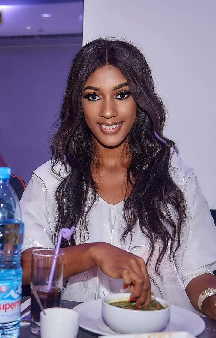 Troisième Image de Célébrités. L'actrice et Miss Cameroun 2022, la belle Julia Samantha Edima, s'est exprimée sur sa précédente relation amoureuse avec l'acteur camerounais Daniel Nsang. Miss Julia a dit regretter sa relation avec l'acteur lors d'un entretien télévisé. Je rappelle que ce duo a joué ensemble dans une célèbre série à succès. J'étais loin d'imaginer qu'il ya eu quelques entre eux dans la vraie vie. Que pensez-vous des relations amoureuses entre acteurs du cinéma ou showbiz ?