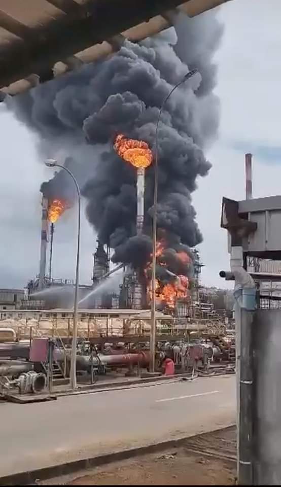 Image de Faits Divers. Un incendie s'est déclaré à la Société ivoirienne de raffinage ( SIR) à Vridi, dans la vile d'Abidjan ce Jeudi 21 septembre. L'incendie serait d'origine électrique. Aucune perte en vie humaine n'est à déplorer. Le feu a été vite circonscrit grâce à l'intervention des soldats du feu. Seuls des dégats matériels sont à déplorer. Selon vous, que faire pour éviter ce genre de dégâts à l'avenir ?