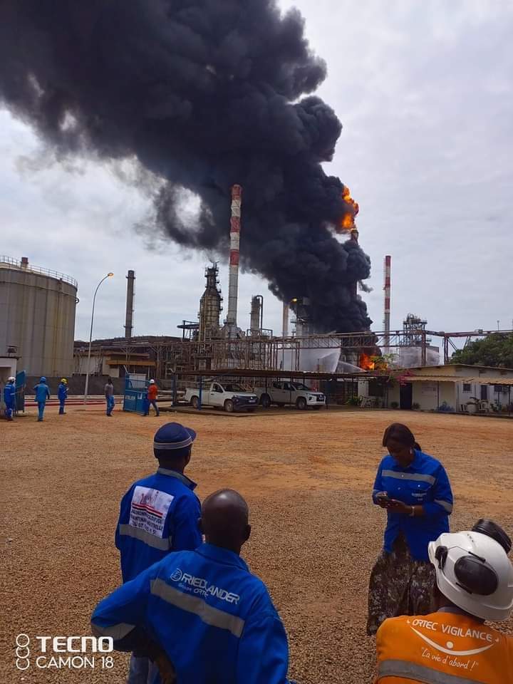 Deuxième Image de Faits Divers. Un incendie s'est déclaré à la Société ivoirienne de raffinage ( SIR) à Vridi, dans la vile d'Abidjan ce Jeudi 21 septembre. L'incendie serait d'origine électrique. Aucune perte en vie humaine n'est à déplorer. Le feu a été vite circonscrit grâce à l'intervention des soldats du feu. Seuls des dégats matériels sont à déplorer. Selon vous, que faire pour éviter ce genre de dégâts à l'avenir ?