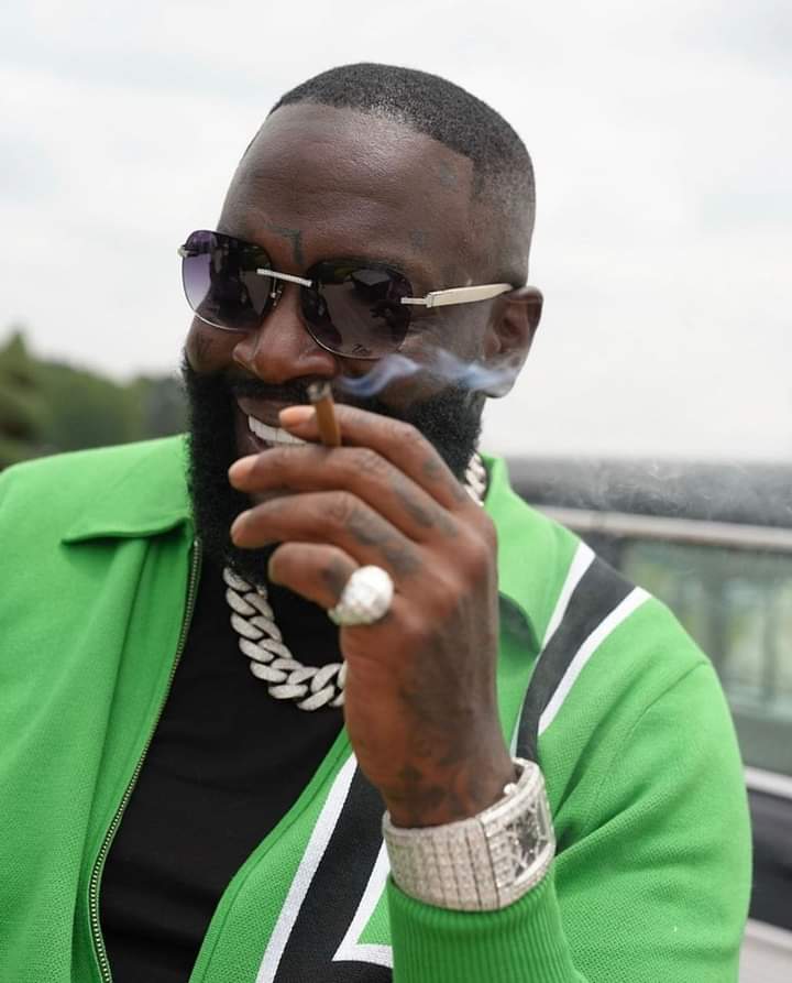 Image de Célébrités. Le producteur américain Rick Ross s'est ouvert sur la question concernant le fait qu'il ne signe pas de talents féminins. En effet, Rick Ross refuse de signer les talents féminins juste parce qu'il a peur de finir en prison pour harcèlement. Il veut éviter de vivre la situation qu'a connu, selon lui, son ami l'artiste et producteur R-Kelly actuellement en prison. Pensez-vous qu'il fait bien? Se reprocherait-il quelque chose?