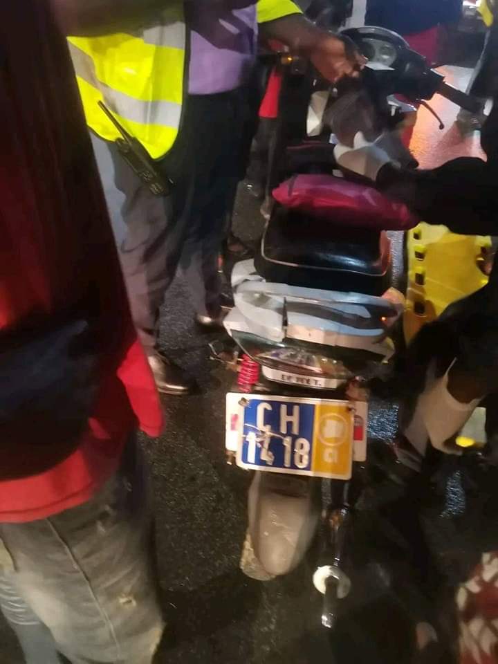 Image de Société. Il ne se passe plus un jour à Abidjan sans qu'un livreur à moto n'aie été percuté ou renversé par un automobiliste. Chaque jour, ces personnes qui travaillent sans assurance santé ou vie, risquent leur vie dans la circulation assez tourmentée de la capitale économique ivoirienne. C'est une activité généralement pratiquée par des jeunes diplômés, qui en attendant d'avoir meilleure opportunité, fauchent ses engins à deux roues et se lancent dehors en quête du pain quotidien. Peut être qu'une meilleure organisation du secteur sauverait des vies?