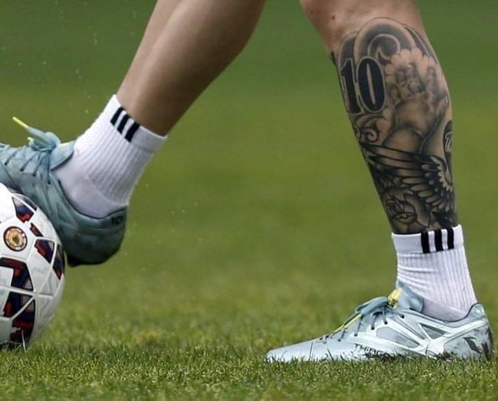 Deuxième Image de Football. L'international argentin, Lionel Messi, a révélé que le tatouage à sa jambe a été fait afin d'immortaliser son amour pour le Barcelone FC, ce club qui lui a tout donné. Je vois en cela une grande marque de reconnaissance bien même qu'il ne soit plus barcelonais, il a tenu à garder ce tatouage. Combien sont ces joueurs aussi talentueux qui gardent sur le corps des symboles d'un club précédent ?