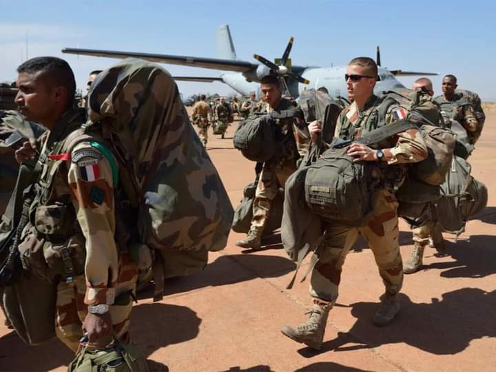 Image de Affaires Etrangères. Après plusieurs semaines de refus catégorique d'obéir à la volonté de la junte lui demandant de quitter le Niger, la France a finalement accepté de rappeler ses troupes au Niger d'ici la fin de l'année. Son ambassadeur devrait quitter Niamey d'ici quelques heures. Une annonce bien accueillie à Niamey même si Macron dit avoir échangé avec le président déchu avant cette décision et affirme ne pas reconnaître le régime actuel en place au Niger. Est-ce important pour la junte d'être reconnue par la France?