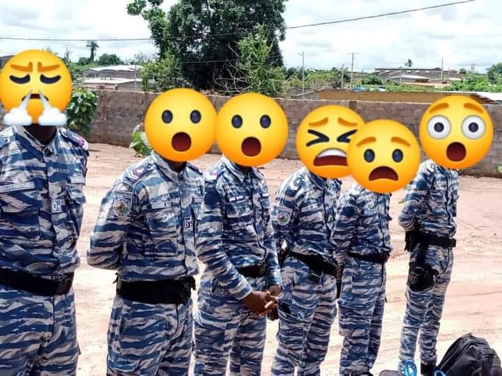 Image de Société. Des sous officiers de la gendarmerie nationale ivoirienne ont été radiés des affectifs de ce corps d'élite. Il a été constaté que les 6 concernés consomment régulièrement de la drogue dans la pièce qu'ils partagent ensemble comme domicile dans la ville de Duekoué, dans l'ouest de la Côte d'Ivoire. Que c'est triste de voir que même nos corps habillés sont impliqués dans ce fléau qui mine notre société. Pensez-vous que la radiation seul suffit?