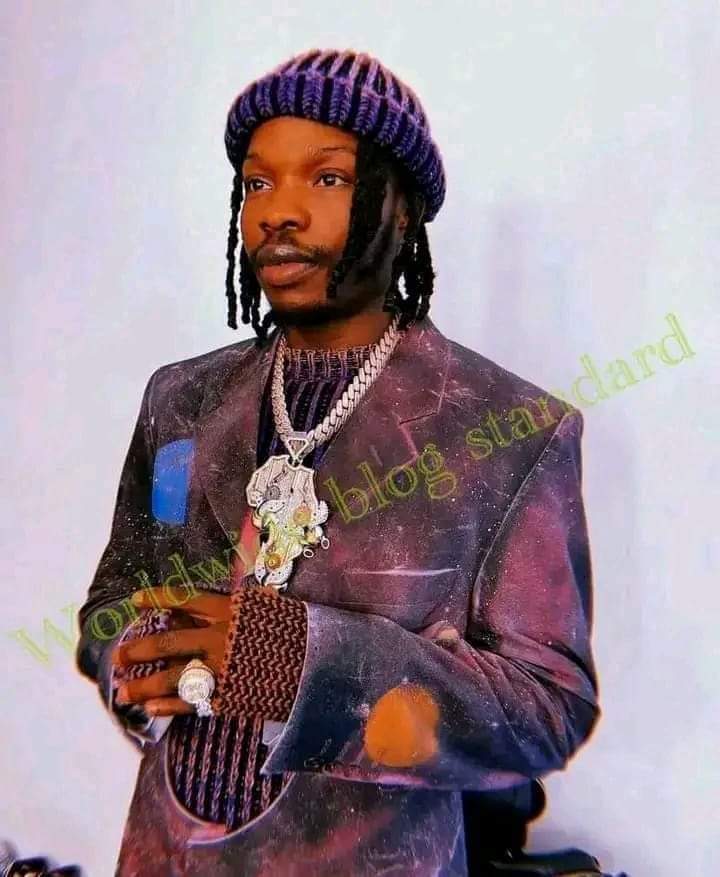 Image de Célébrités. Les fans de Mohbad ont du mal à digérer la perte du jeune et talentueux artiste nigérian qu'était Mohbad. Beaucoup en veulent à Naira Marley, son ex producteur, l'accusant d'être responsable du décès de l'artiste. Ce soupçon a valu à Naira d'être boycotté par plusieurs célébrités et même sur internet. Pour rappel,ces accusations font suite au fait que de son vivant, Mohbad avait affirmé que s'il mourrait, cela serait à cause des marlians (staff et proches de Marley). Mais rien ne prouve l'implication de Naira Marley dans le décès de Mohbad. Pensez-vous qu'il est normal d'accuser une personne sans réelle preuve ?