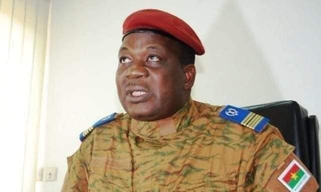 Deuxième Image de Affaires Etrangères. Des hautes autorités militaires ont été mises aux arrêts au Burkina Faso. La raison de cette interpellation, est une tentative de coup d'état avorté dont ces derniers étaient les instigateurs. L'AES se dit au courant de ce que ce genre de tentative guette leur communauté mais affirme veiller au grains afin d'éviter que se concrétise les manigances des ennemis, des ennemis qu'ils disent connaître. Pour rappel, l'AES signifie l'Alliance des États du Sahel qui comprend le Mali, le Burkina Faso et le Niger. Pensez vous que les actuelles autorités de l'AES pourront tenir face aux pressions autour d'elles?