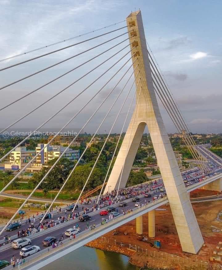 Image de Société. Le nouveau pont qui relie les communes de Cocody et Plateau dénommé Pont Alassane Ouattara a été fermé à la circulation ce jour. La raison de cette fermeture est de juste permettre à la population ivoirienne de visiter l'édifice, donc faire du pèlerinage sur le pont. Que pensez vous de cette initiative ?