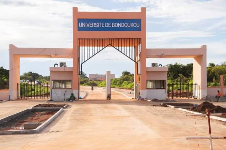 Image de Société. La 9ème université publique de Côte d'Ivoire, L'université de Bondoukou, ouvrira ces portes dans moins de 4 jours , à savoir ce lundi 02 Octobre prochain. L'université qui formera dans les domaines de l'art du développement durable, de l'architecture et urbanisme, des lettres des sciences sociales et de la santé, accueillera environ 500 étudiants pour cette première rentrée. Je suis fier du délai d'exécution des travaux de cette université, l'unique établissement public qui formera des architectes en Côte d'Ivoire. Qu'en dites-vous ?