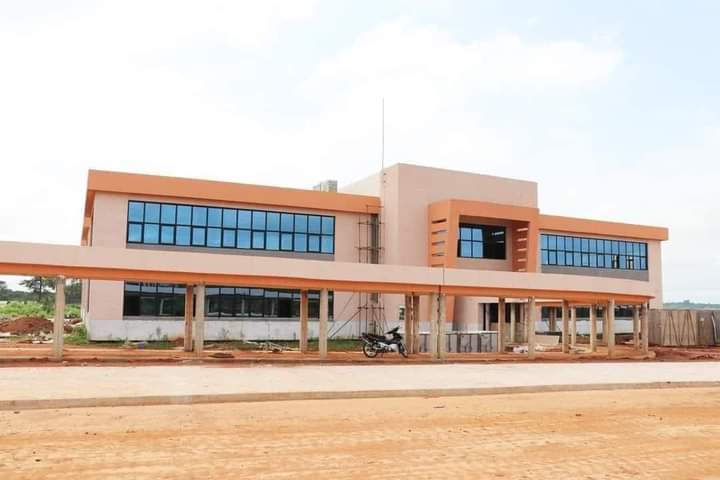 Deuxième Image de Société. La 9ème université publique de Côte d'Ivoire, L'université de Bondoukou, ouvrira ces portes dans moins de 4 jours , à savoir ce lundi 02 Octobre prochain. L'université qui formera dans les domaines de l'art du développement durable, de l'architecture et urbanisme, des lettres des sciences sociales et de la santé, accueillera environ 500 étudiants pour cette première rentrée. Je suis fier du délai d'exécution des travaux de cette université, l'unique établissement public qui formera des architectes en Côte d'Ivoire. Qu'en dites-vous ?