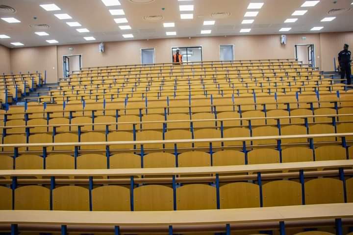 Troisième Image de Société. La 9ème université publique de Côte d'Ivoire, L'université de Bondoukou, ouvrira ces portes dans moins de 4 jours , à savoir ce lundi 02 Octobre prochain. L'université qui formera dans les domaines de l'art du développement durable, de l'architecture et urbanisme, des lettres des sciences sociales et de la santé, accueillera environ 500 étudiants pour cette première rentrée. Je suis fier du délai d'exécution des travaux de cette université, l'unique établissement public qui formera des architectes en Côte d'Ivoire. Qu'en dites-vous ?