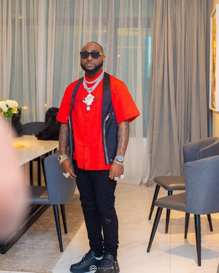 Image de Célébrités. L'artiste nigérian, Davido, a fait une confession sur son expérience américaine alors u'il venait de s'offrir une maison aux USA. Je vous laisse découvrir le contenu de ses aveux. « Quand j'ai acheté à 24 ans ma maison aux États Unis, j'étais le seul africain dans ce quartier. J’ai emménagé et 2 jours plus tard, des détectives sont arrivés chez moi. Ils ont fouillé toute la maison et m’ont demandé ce que je fais comme métier car j’avais acquis la maison au comptant. Je n’ai aucun problème avec les autorités, mais cela pourrait être choquant. Je ne dirai pas que c’est du racisme, c’est comme ça qu’on leurs a lavé le cerveau. Lorsque vous êtes en Amérique, on vous fait croire que l’Afrique est une zone interdite » Pensez-vous qu'on puisse juger les Américains de racistes ?