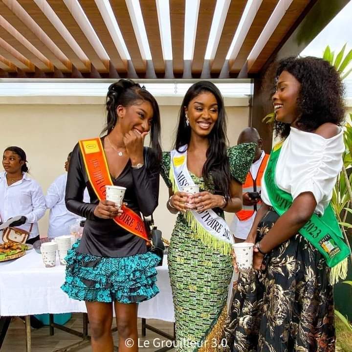 Image de Célébrités. Après avoir obtenu les clés de sa voiture au courant du mois de Juillet passé, Miss Côte d'Ivoire 2023 Djihony Mylène entre en possession d'un énième magnifique cadeau : une villa à 100 Millions FCFA. Et oui, 100 millions de FCFA. Je me demande bien ce que rapporte le concours Miss afin d'offrir de tels dons au vainqueur. Que pensez vous de ce cadeau ?