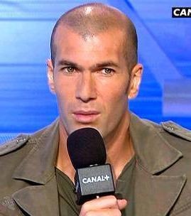 Image de Football. Zinedine Zidane, qui affiche un palmarès impressionnant, fut pour beaucoup l’un des meilleurs joueurs au monde. Sa maîtrise du contrôle, sa très bonne vision du jeu et la qualité de sa distribution caractérisent ce joueur d’exception. Pelé ne manque pas d’éloges à son sujet : « Il est le maître, tout simplement. Je placerais Zidane dans les cinq meilleurs joueurs (de l'histoire). Au cours des dix dernières années, il n'y en a pas eu d'autres comme lui, il a été le meilleur joueur du monde. » La France peut-elle espérer une nouvelle Coupe du Monde avec Zinedine Zidane à la tête des Bleus? Ou pensez vous que sa retraite définitive?