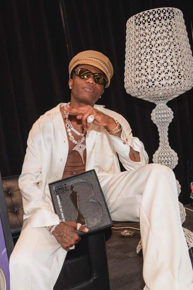 Image de Célébrités. Le 06 Octobre es une journée très importante pour Wizkid et sa communauté. En effet, cette date marque la Journée Wizkid décrété en 2018 par l'ancien gouverneur du Minnesota aux Etats Unis. À quand une journée spéciale pour un artiste ivoirien ?