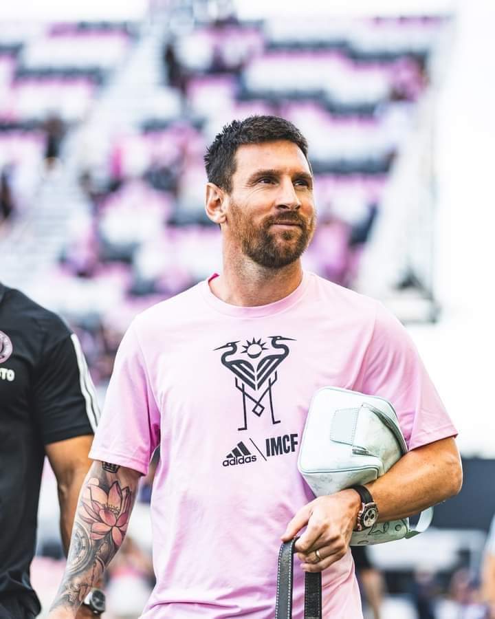 Image de Football. Il fallait une victoire à Messi et ses coéquipiers de L'Inter Miami pour poursuivre la course en MLS. Malheureusement ceux-ci ont été battus par Cincinnati sur le plus petit score. Du coup, l'aventure s'arrête pour reprendre en février 2024. L'Inter Miami ne jouera donc pas les play offs, ce qui justifie cette pause obligatoire pour Messi et ses coéquipiers. Visiblement, un seul joueur ne fait pas une équipe. Qu'en pensez vous ?