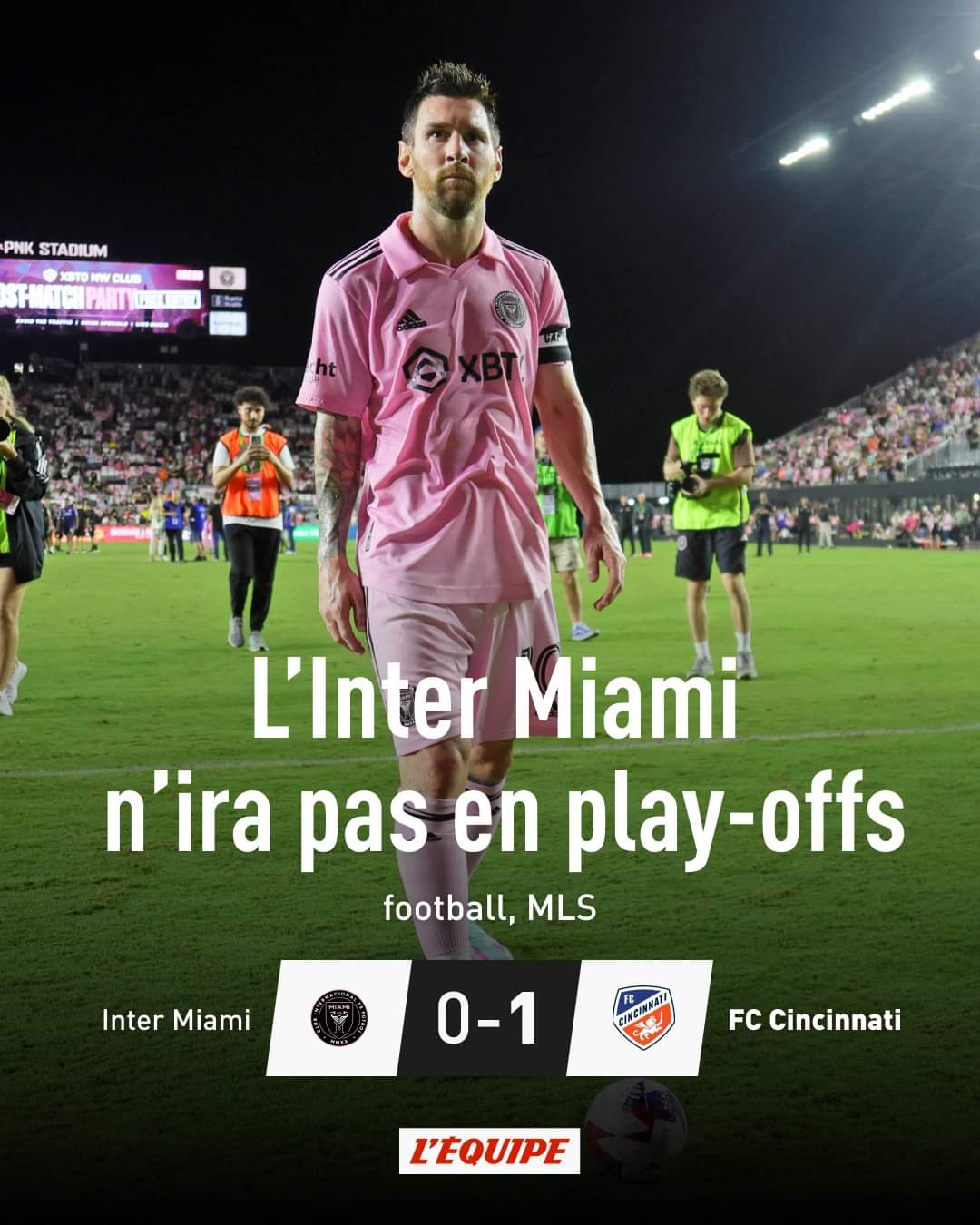 Deuxième Image de Football. Il fallait une victoire à Messi et ses coéquipiers de L'Inter Miami pour poursuivre la course en MLS. Malheureusement ceux-ci ont été battus par Cincinnati sur le plus petit score. Du coup, l'aventure s'arrête pour reprendre en février 2024. L'Inter Miami ne jouera donc pas les play offs, ce qui justifie cette pause obligatoire pour Messi et ses coéquipiers. Visiblement, un seul joueur ne fait pas une équipe. Qu'en pensez vous ?