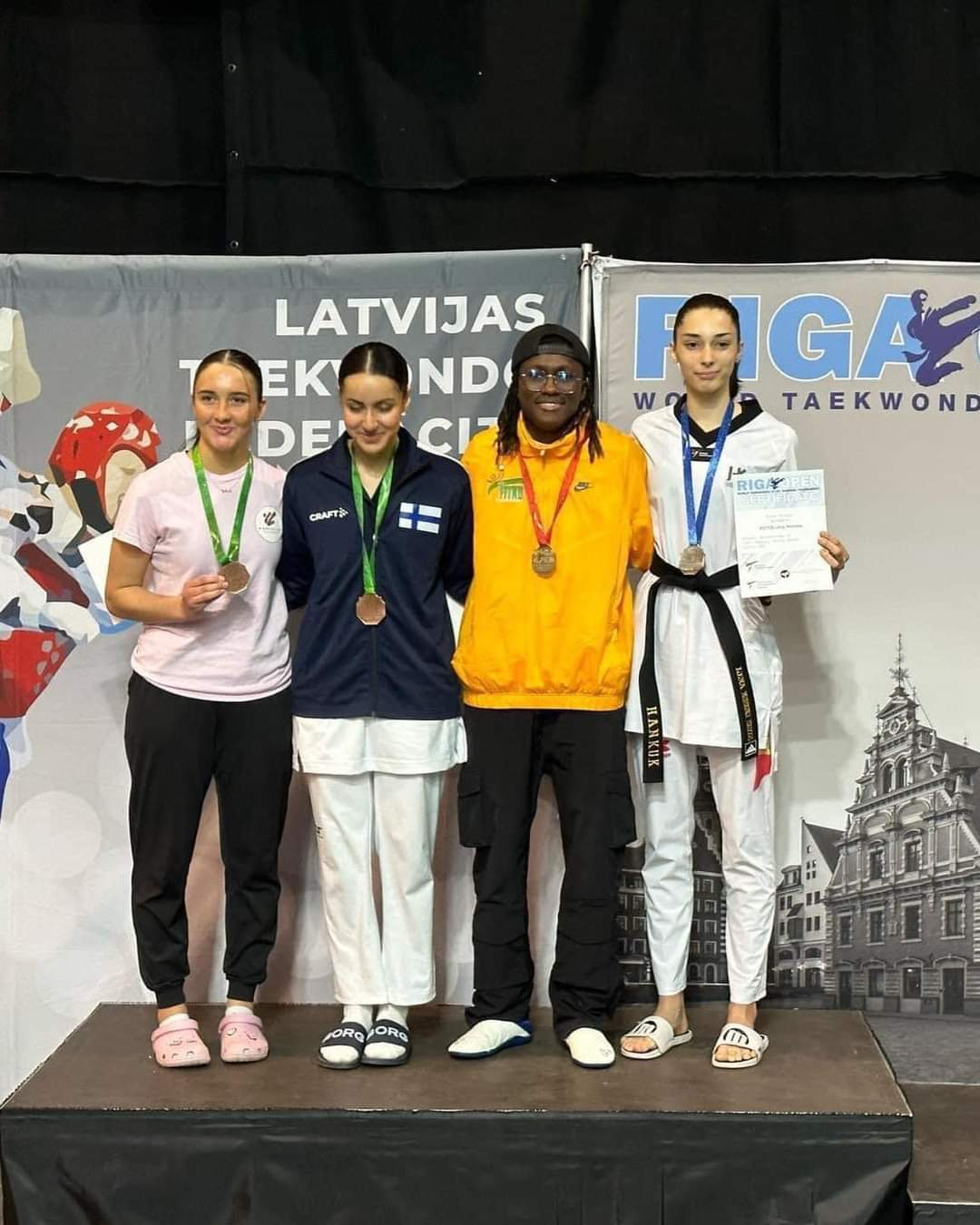 Image de Sport. La taekwondo-in ivoirienne Ruth Gbagbi a décroché la médaille d'or à l'Open de Riga en Lettonie. Une performance qui permet à la championne ivoirienne de se rapprocher des jeux olympiques Paris, comme c'est déjà le cas pour son collègue Cissé Cheick Sallah. Pensez vous que Gbagbi est prête pour les jeux olympiques de Paris ?