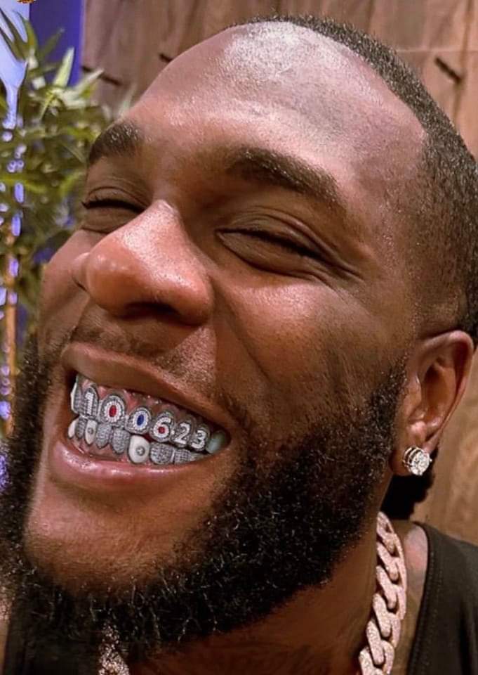 Deuxième Image de Célébrités. Un an après sa sortie en France, l'album "Love, Damini" du chanteur nigérian Burna Boy vient d'être certifié Disque d'or en France. Encore une énième récompense à l'actif du chanteur Afrobeat. Un mot pour lui?