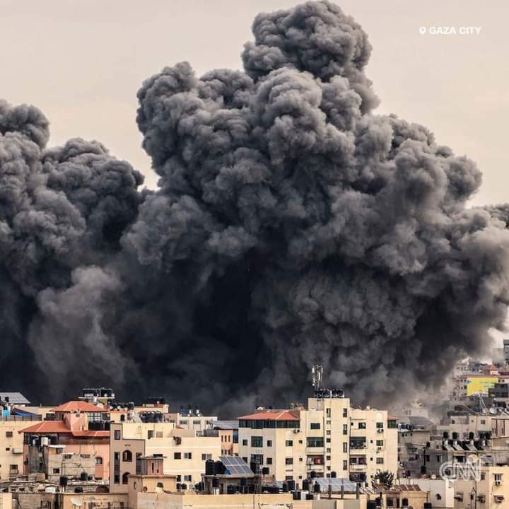 Image de Affaires Etrangères. Le conflit israélo-palestinien a pris une toute autre dimension récemment après l'attaque surprise contre israël, faisant de nombreuses pertes en vies humaines. La riposte d'Israël se montre très meurtrière, avec le décès de plusieurs civils et enfants innocents. Le plus complexe c'est que c'est un conflit qui divise même le monde entier. Russes et Américains se portent garants de chaque partie avec des menaces à l'encontre de toute ingérences de chaque coté. Serait ce le début de la troisième guerre mondiale ?