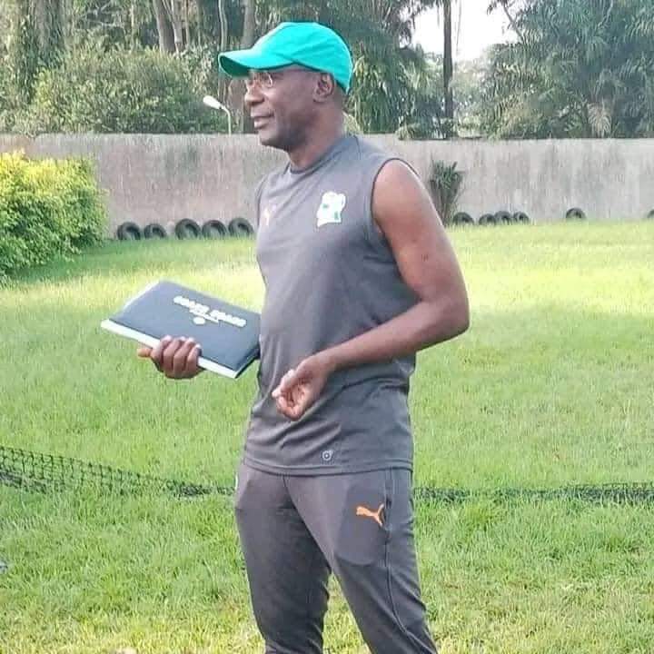 Image de Football. L'ex gardien des éléphants de Cote d'Ivoire de la promotion 92, récemment entraîneur des éléphants espoirs, Alain Gouaméné a été promu en équipe A. Alain est désormais l'entraîneur des gardiens de l'équipe A. Que pensez vous de cette promotion ?