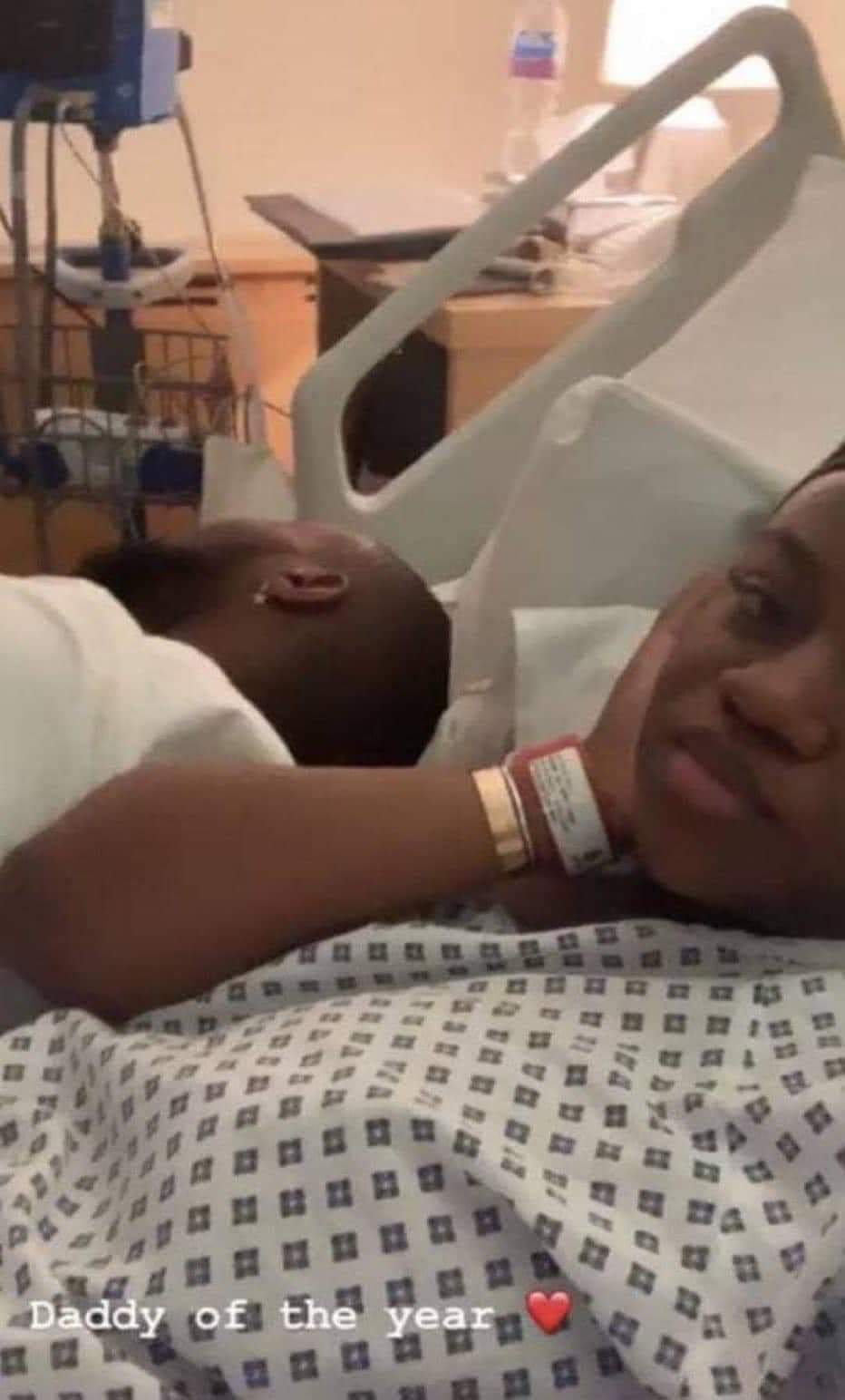 Deuxième Image de Célébrités. Davido et son épouse Chioma sont heureux d'accueillir des jumeaux, une fille et un garçon, ce 09 Octobre aux États-Unis. Rappelons que le couple avait perdu son unique enfant il y'a de cela quelques mois. Toutes mes félicitations au couple. Des coeurs pour le couple !!