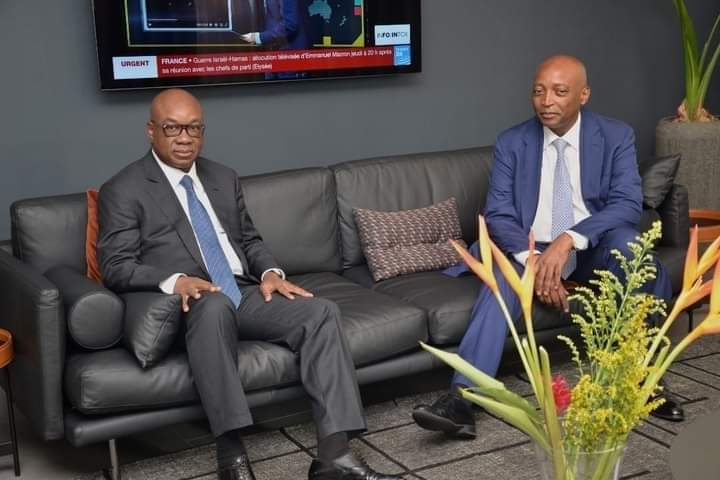 Deuxième Image de Football. Le tirage au sort de la prochaine Coupe d'Afrique des Nations se tiendra ce jour au Parc d'expositions d'Abidjan. À cet effet, le Président Motseppe est déjà sur Abidjan, reçu ce de matin à l'aéroport Félix Houphouet Boigny par le Président de la Fédération ivoirienne de football. C'est un rendez-vous important à ne pas manquer. Quelles équipes souhaites-tu voir dans la même poule?