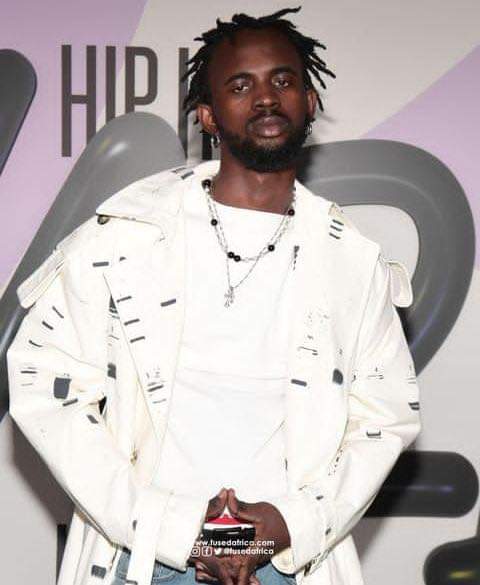 Image de Célébrités. L'artiste hip-hop ghanéen Black Sherif aux BET Hip-Hop Awards: « J'ai commencé à faire de la musique il y a quatre ans dans une petite ville du Ghana . J'ai toujours cru qu'un jour ma musique serait mondiale. Merci d'avoir cru en moi 🙏. » Black Sheriff a été le seul Africain à remporter un prix aux BET Hip-Hop Awards cette année et le deuxième Ghanéen à remporter cette catégorie après Sarkodie. Que pensez vous de ces propos de Black Sherif ?