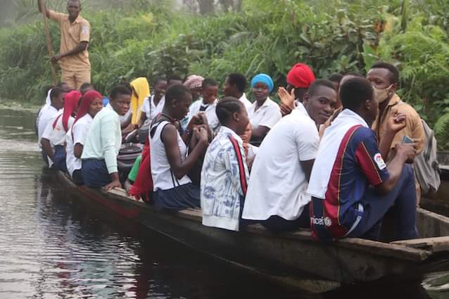 Image de Faits Divers. Le malheureux accident s'est produit dans le sud de la Côte d'Ivoire dans la ville d'Adiaké. Un élève a perdu la vie alors qu'il rentrait d'une activité scolaire. Malheureusement, l'embarcation qui le transportait s'est renversé lors de la traversée de l'eau. Encore une mort subite qu'on aurait pu éviter. Pensez vous que l'on devrait interdire le transport dans les pirogues ?