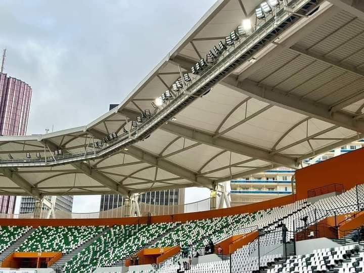 Image de Football. Fermé pour réhabilitation il y'a de cela quelques mois, le stade Félix Houphouet Boigny ou "Felicia" a été inauguré hier. Il est donc prêt pour accueillir aujourd'hui son premier match officiel, la rencontre entre la Côte d'Ivoire et le Maroc. J'espère juste qu'aucun dysfonctionnement ne sera répertorié et qu'il est vraiment prêt pour la CAN 2023. Quel est votre pronostic pour ce premier match au Felicia ?