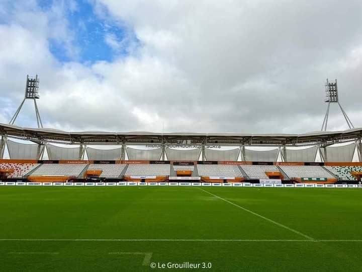 Troisième Image de Football. Fermé pour réhabilitation il y'a de cela quelques mois, le stade Félix Houphouet Boigny ou "Felicia" a été inauguré hier. Il est donc prêt pour accueillir aujourd'hui son premier match officiel, la rencontre entre la Côte d'Ivoire et le Maroc. J'espère juste qu'aucun dysfonctionnement ne sera répertorié et qu'il est vraiment prêt pour la CAN 2023. Quel est votre pronostic pour ce premier match au Felicia ?