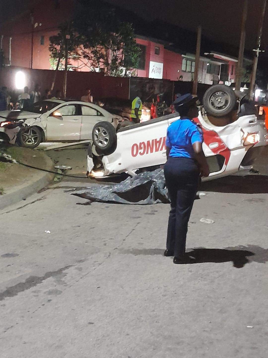 Image de Faits Divers. L'événement malheureux est survenu dans la luit du vendredi 13 au Samedi 14 octobre. Un chauffard au volant d'une Mercedes percuté violemment un VTC Yango autour de 2h du matin puis prend la fuite. Le chauffard laisse derrière lui un mort, en occurence le chauffeur du VTC, et deux blessés, les passagers du VTC. Que c'est triste de perdre la vie ainsi suite à l'insouciance d'un chauffard. Que pensez-vous que puissent ressentir les proches du défunt ?