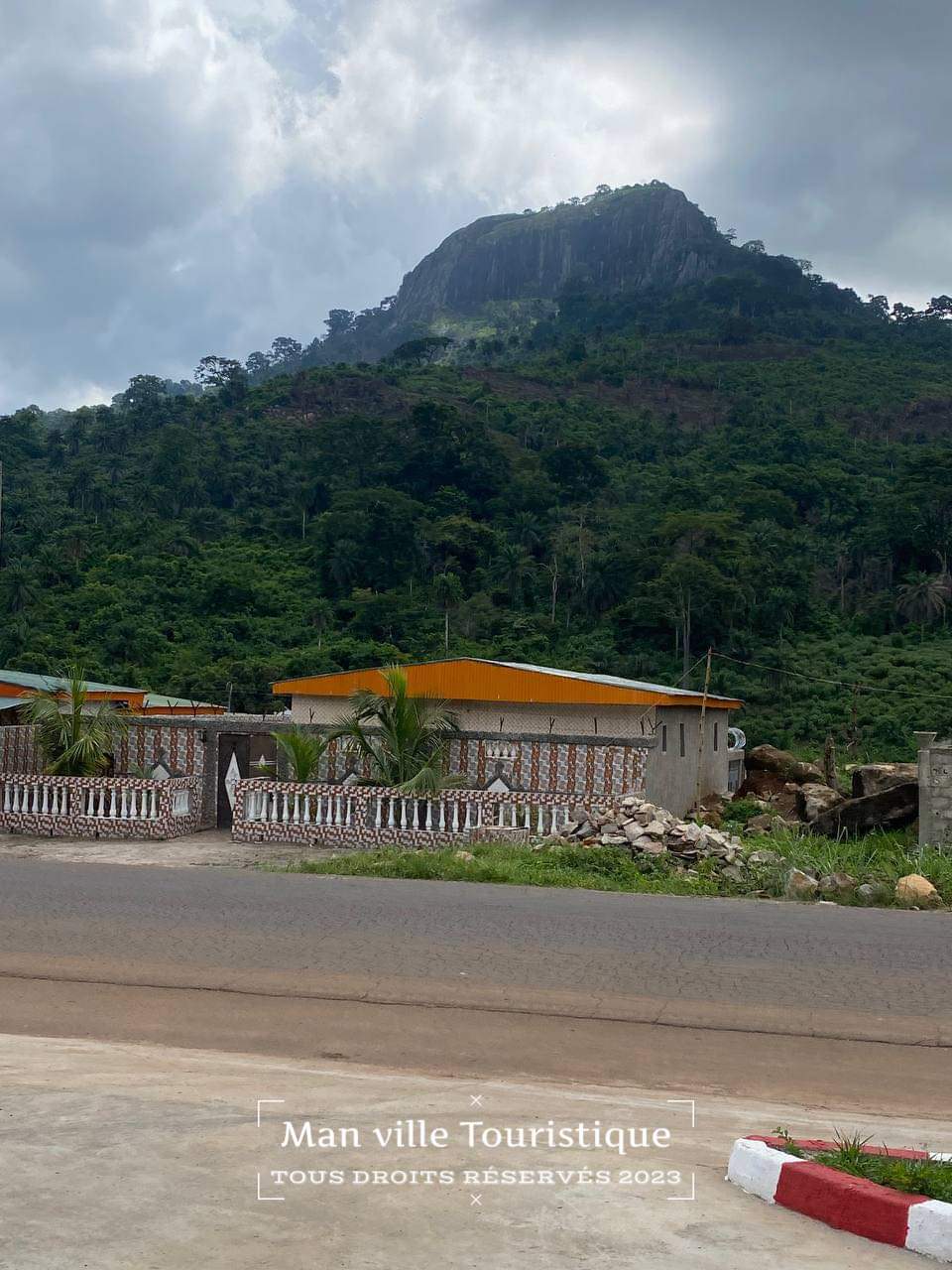 Image de Faits Divers. Le phénomène des "microbes" ou enfants en conflit avec la loi semble s'être étendu à tout le territoire ivoirien. Un jeune coiffeur dans la ville de Man, dans l'ouest du pays, a malheureusement fait la rencontre de ces personnes sur son chemin. Le jeune homme a finalement été éventré pour avoir refusé de se laisser piller. À quand la fin de ce phénomène ?