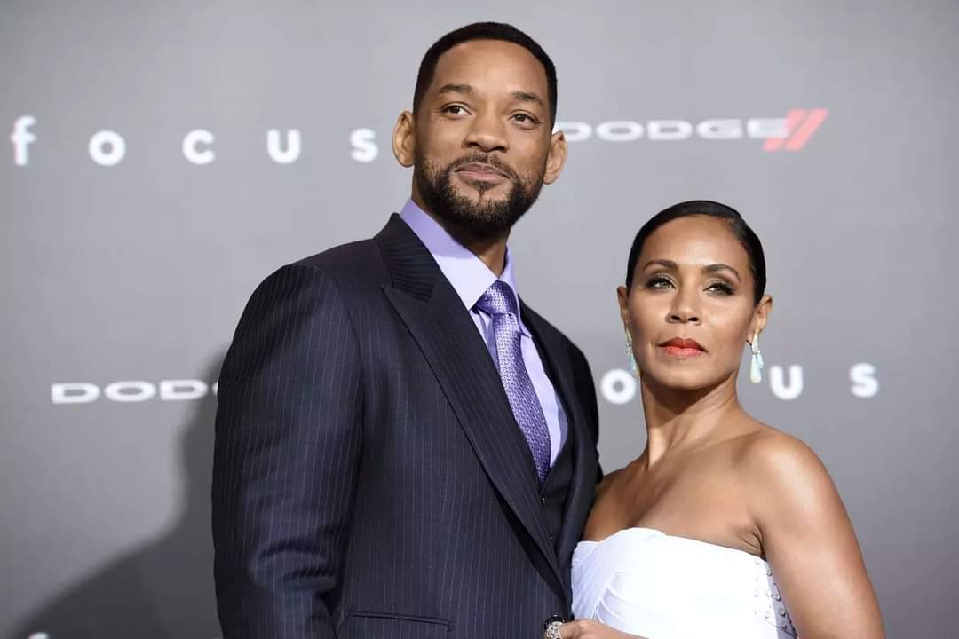 Deuxième Image de Célébrités. L'histoire de Jada et Will Smith est actuellement le sujet au cœur de plusieurs débats après les révélations assez intimes faites par Jada au mépris de Will Smith. La super star du rap 50 Cent, ayant trouvé les propos de Jada indécents, a décidé de lancer le mouvement "Free Will" en soutien à l'acteur face à l'humiliation publique que lui fait subir son épouse de depuis 1997. Même si les avis sont mitigés sur l'attitude de Jada, la majorité des observateurs ne sont pas d'avis avec Jada. Et vous, quel est votre avis sur l'histoire du couple Smith qui, bien que légalement marié, vit la séparation depuis plus de 7 ans maintenant ?