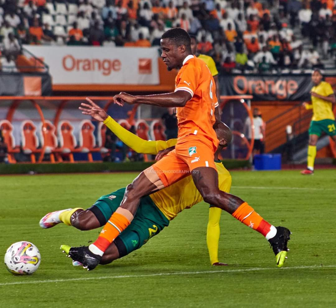 Image de Football. Pour leur seconde rencontre amicale, les éléphants de Côte d'Ivoire ont réitéré la même performance que face au Maroc. C'est à nouveau sur le score de 1 but partout que les ivoiriens boucler cette série de deux matchs avec son lot de dysfonctionnement. Vu le spectacle que la Côte d'Ivoire a produit durant ces 2 matchs, je ne nie pas les progrès mais il reste encore beaucoup à faire surtout en attaque et cela, avant la CAN. Partagez vous mon avis ?