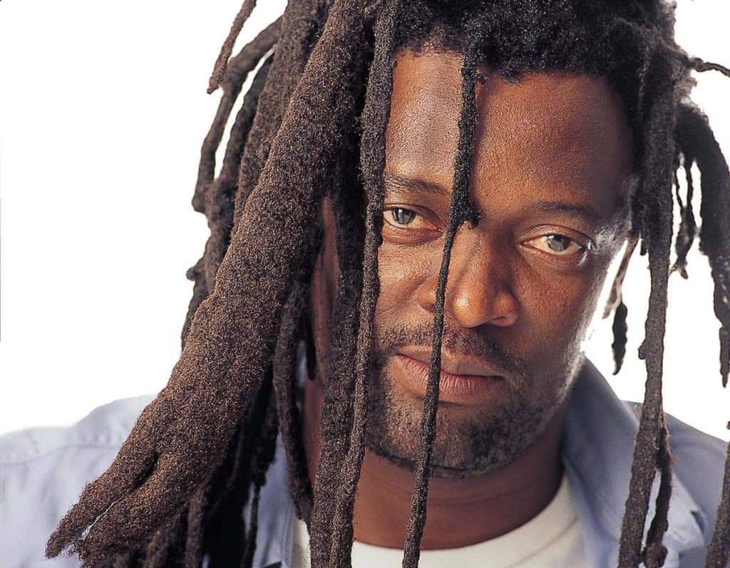 Image de Célébrités. Cela fait 16 ans jour pour jour que nous a quittés la star sud africaine du reggae. Lucky Phillip Dube est parti brutalement alors qu'il était considéré comme l'un des meilleurs reggaeman du monde. Quel titre vous vient en esprit lorsqu'on parle de Lucky Dube ?