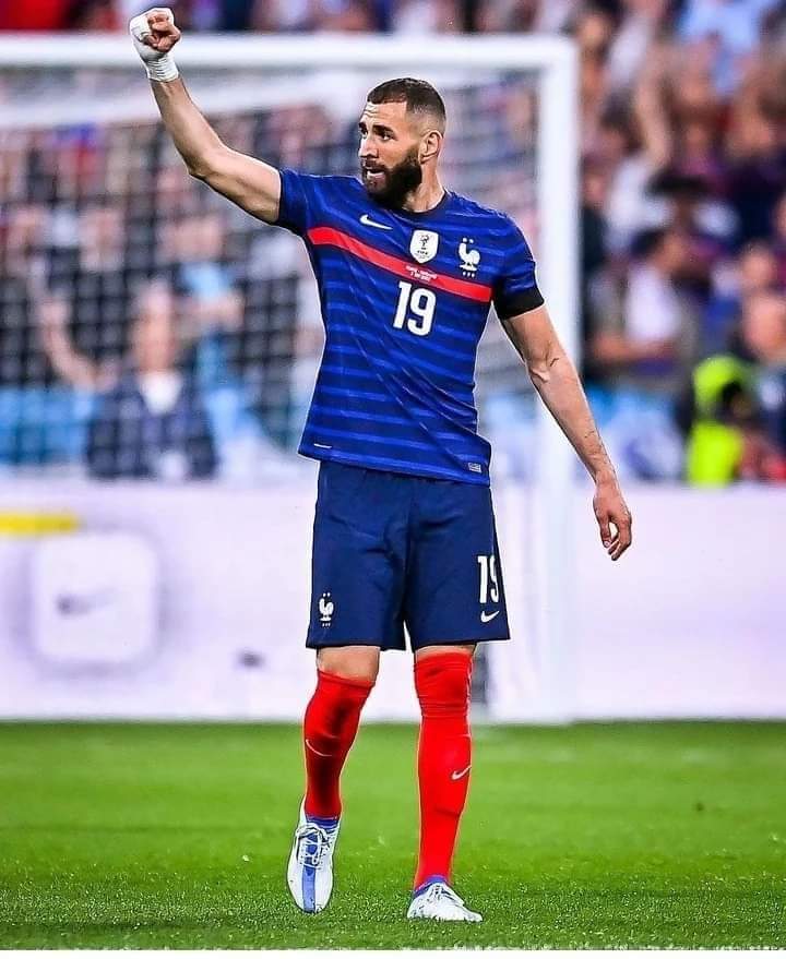 Deuxième Image de Football. Le ballon d'or français, Karim Benzema, risque de perdre gros si cette suggestion de la sénatrice Valérie Boyer était acceptée. En effet, elle demande qu'on retire à Karim sa nationalité française et également de son récent ballon d'or parce qu'il aurait des liens avec une organisation terroriste et qu'elle en aurait les preuves. Qu'en dites-vous ?