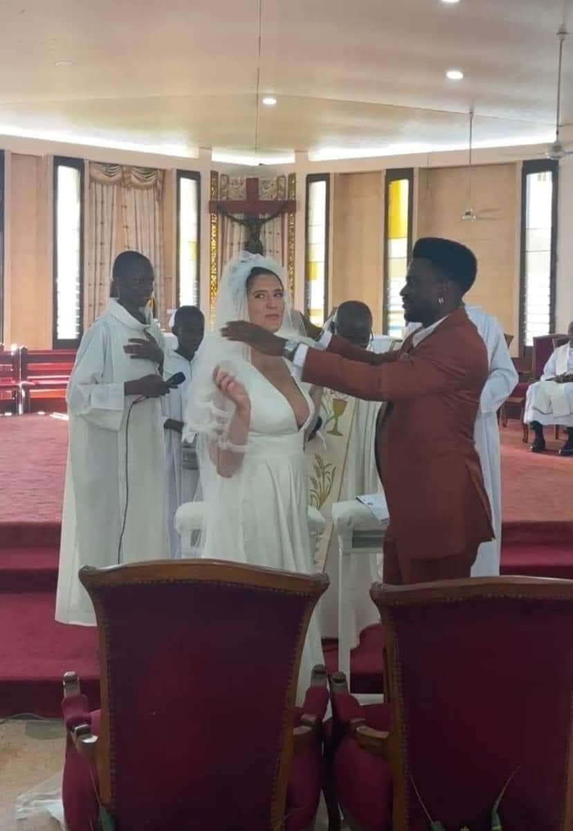 Image de Célébrités. Le rappeur ivoirien Suspect 95 vient de célébrer son mariage religieux dans une église à Abidjan. Après avoir fait le mariage civil en France, l'artiste termine le processus de mariage à Abidjan. Ce qui, selon moi, est l'expression du métissage que représente son couple. Qu'en pensez-vous ?