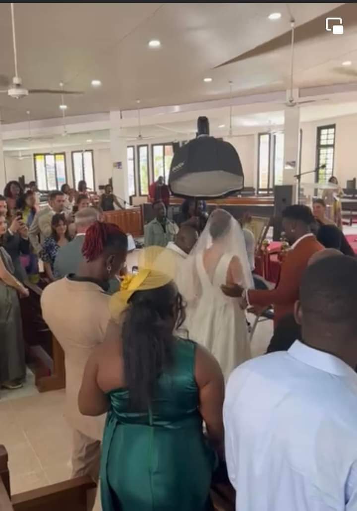 Deuxième Image de Célébrités. Le rappeur ivoirien Suspect 95 vient de célébrer son mariage religieux dans une église à Abidjan. Après avoir fait le mariage civil en France, l'artiste termine le processus de mariage à Abidjan. Ce qui, selon moi, est l'expression du métissage que représente son couple. Qu'en pensez-vous ?