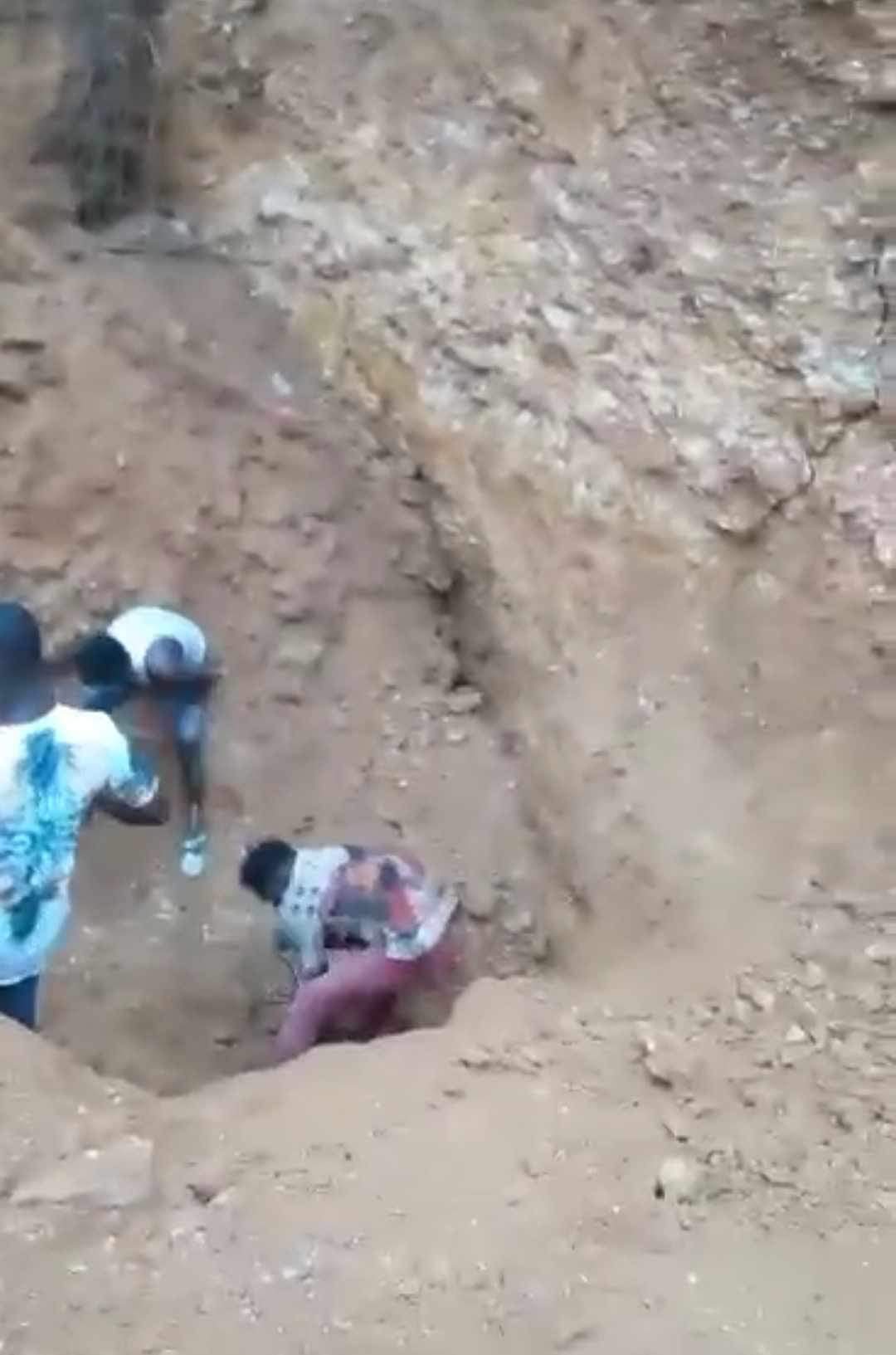 Image de Faits Divers. Les événements se sont passés dans la région de Bongouanou. Des jeunes orpailleurs clandestins au nombre de 4, ont été ensevelis dans un éboulement sur site d'orpaillage clandestin. Ce genre d'accidents est de plus en plus fréquent dans ces sites devenus des cimetières à ciel ouvert. En dépit des efforts de l'État le phénomène d'orpaillage clandestin persiste. Quelle est la raison de cette avancée, selon vous ?