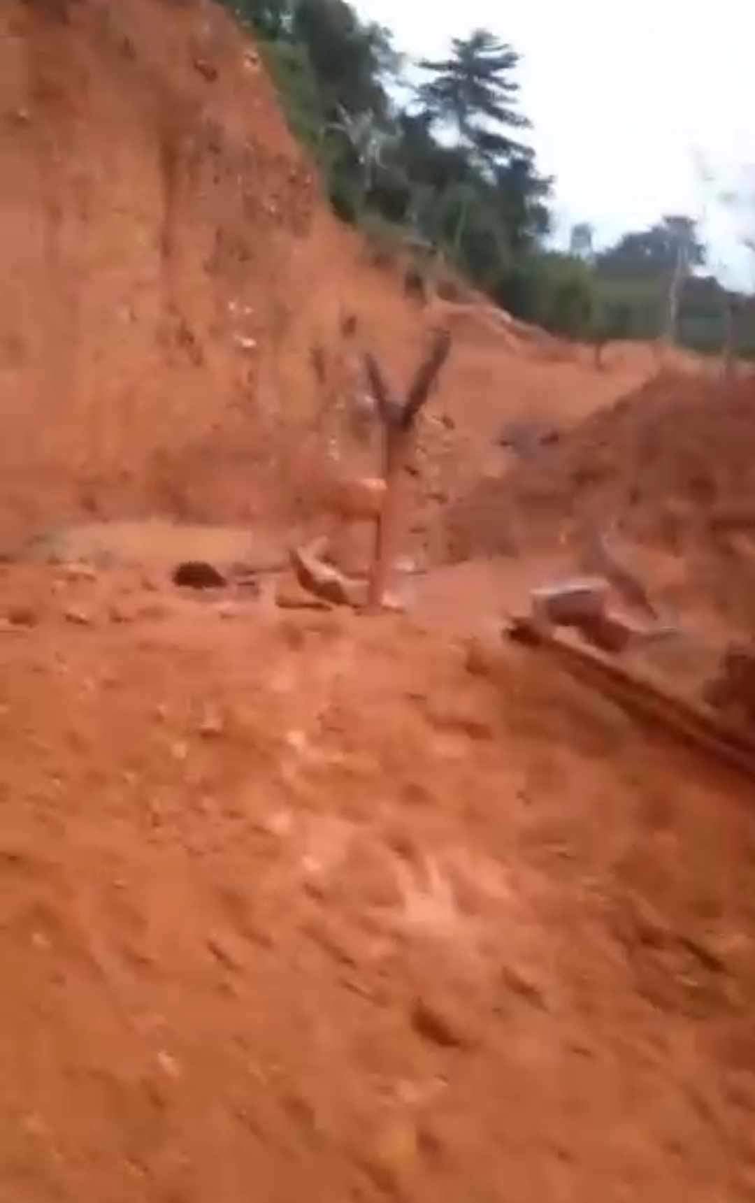 Deuxième Image de Faits Divers. Les événements se sont passés dans la région de Bongouanou. Des jeunes orpailleurs clandestins au nombre de 4, ont été ensevelis dans un éboulement sur site d'orpaillage clandestin. Ce genre d'accidents est de plus en plus fréquent dans ces sites devenus des cimetières à ciel ouvert. En dépit des efforts de l'État le phénomène d'orpaillage clandestin persiste. Quelle est la raison de cette avancée, selon vous ?