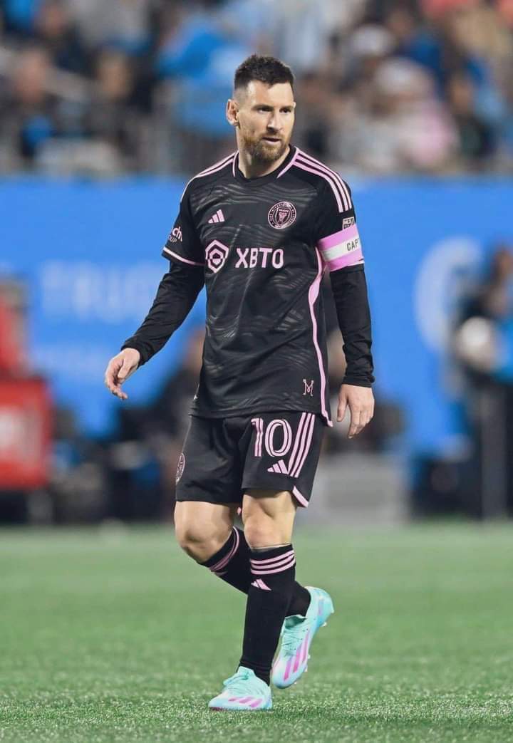 Image de Football. L'international argentin, Leo Messi vient de terminer sa première saison avec l'Inter Miami. Même si c'est sur une mauvaise note, la saison de Messi était déjà abrégée après la défaite à Cincinnati, il ya de cela deux semaines. Ce qui pourrait expliquer se relâchement face à Charlotte qui a ainsi infligé à l'Inter Miami sa dernière défaite de la saison. Que pensez vous du bilan de Messi en MLS? ▫️14 Matchs ▫️11 Buts ▫️5 Passes décisives ▫️2 trophées individuelles ▫️1 trophée collectif