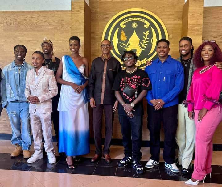 Image de Célébrités. Quel honneur pour les artistes lauréats des Trace Awards d'être reçus par le président Rwandais. Ce sont KS Bloom, Didi B, Roseline Layo, Tamsir et d'autres artistes qui ont été honorés par Paul Kagamé. Rappelons que la cérémonie des Trace Awards s'est tenue à Kigali, en terre Rwandaise. Que pensez vous de ce geste de Kagamé?