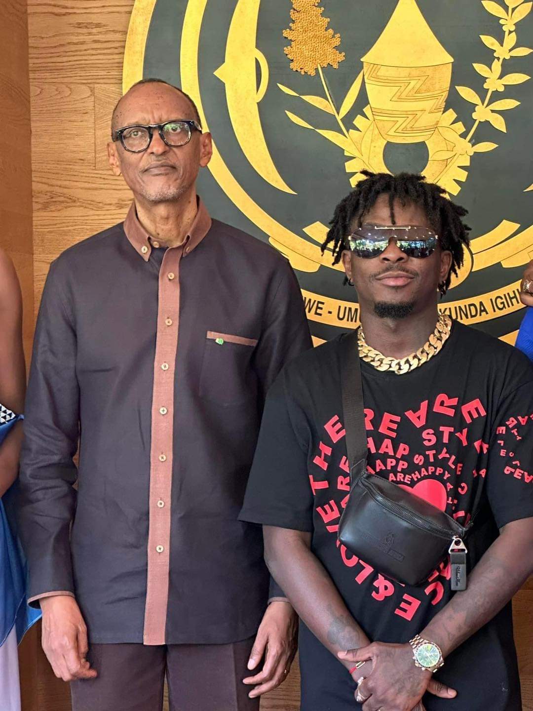 Deuxième Image de Célébrités. Quel honneur pour les artistes lauréats des Trace Awards d'être reçus par le président Rwandais. Ce sont KS Bloom, Didi B, Roseline Layo, Tamsir et d'autres artistes qui ont été honorés par Paul Kagamé. Rappelons que la cérémonie des Trace Awards s'est tenue à Kigali, en terre Rwandaise. Que pensez vous de ce geste de Kagamé?