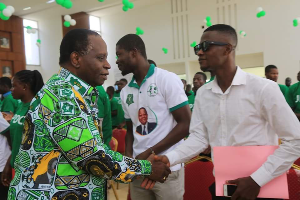 Deuxième Image de Politique. Le vice président du PDCI RDA, monsieur Noël Akossi Bendjo était à l'honneur de la rencontre de la jeunesse du parti. Il a même eu le privilège d'échanger avec la jeunesse sur l'avenir du parti. Il a laissé échappé qu'il n'y a aucune crise générationnelle au sein du parti. Je vois en cette démarche un moyen pour Noël Akossi de se positionner et espérer devenir le prochain président du parti. Qu'en dites vous?