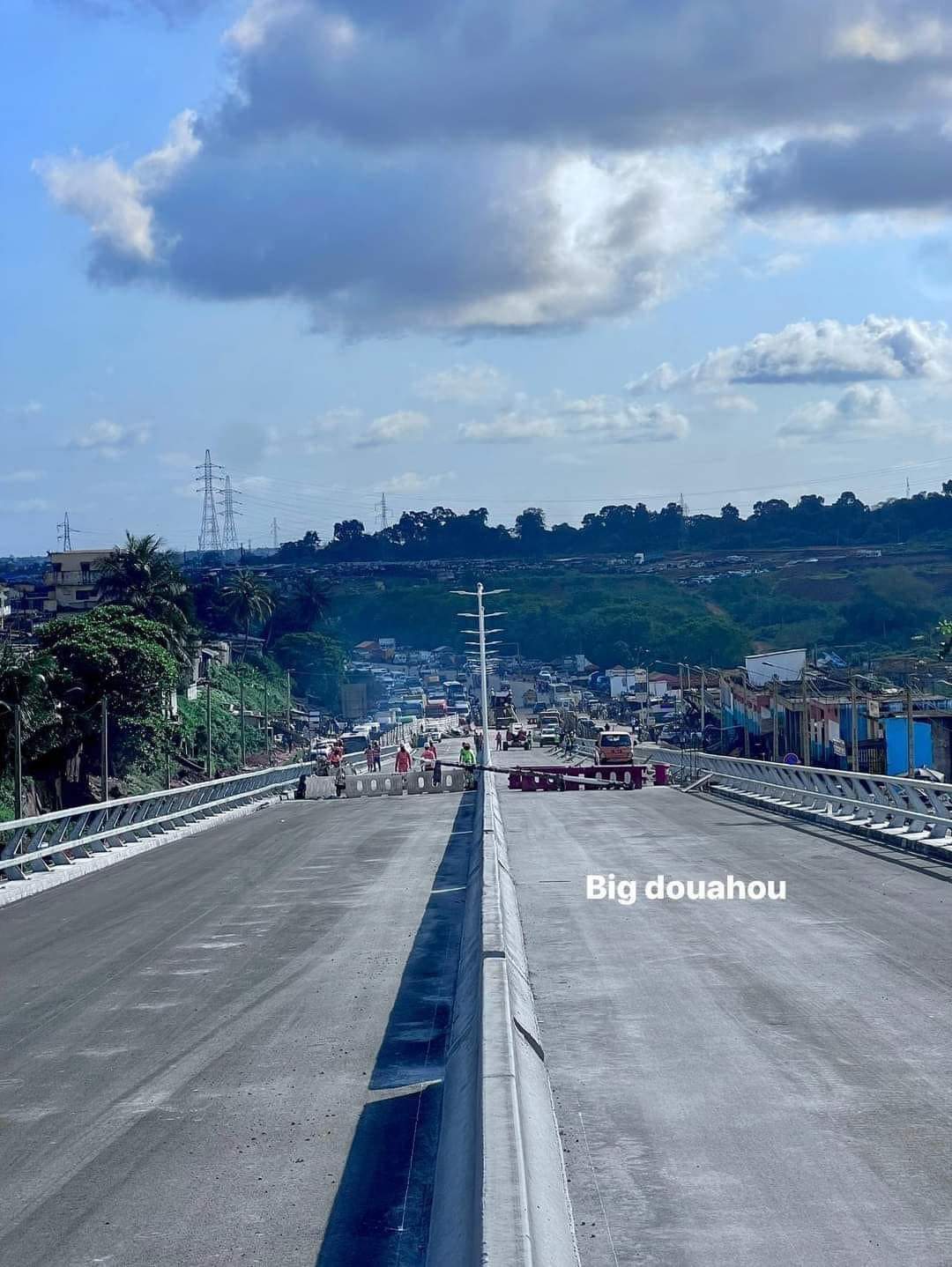 Deuxième Image de Société. Le calvaire des automobilistes de la ligne Abobo-Adjamé ou vis versa passant par le carrefour Macaci prend fin momentanément. En effet, le nouvel échangeur au carrefour Macaci est ouvert provisoirement à la circulation ce qui permet aux automobilistes d'économiser du temps. Rappelons que la construction de cet échangeur causait un énorme embouteillage pouvant occasionner jusqu'à 3 heures de retard pour certains. Que pensez vous de cette ouverture provisoire de l'échangeur ?