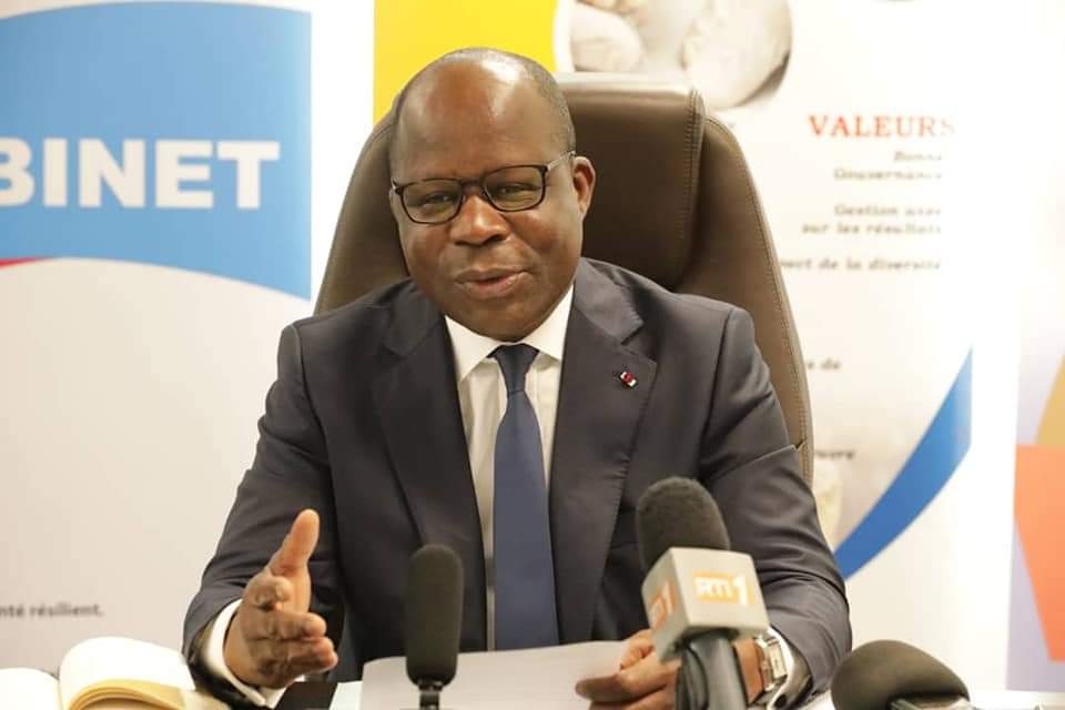 Image de Société. Le Ministre de la Santé, de l'Hygiène publique et de la Couverture maladie universelle, N’Gou Pierre Dimba, a annoncé une nouvelle majeure et très attendue pour la région de Korhogo, située dans le nord de la Côte d'Ivoire. Le jeudi 26 octobre 2023, lors d'une annonce officielle à Korhogo, le ministre a confirmé que les travaux de réhabilitation du Centre hospitalier régional (CHR) de Korhogo touchaient à leur fin. Cette déclaration a été accueillie avec une grande anticipation et une réjouissance par les résidents locaux, car la rénovation du CHR est un développement très attendu depuis longtemps dans cette région. La réhabilitation du CHR de Korhogo est un projet qui a été suivi de près par la population locale, les autorités sanitaires et les responsables politiques. Cette institution de santé est un pilier essentiel des services médicaux pour la région, et sa modernisation est cruciale pour améliorer l'accès aux soins de santé de qualité. La confirmation de la fin des travaux avant le début de la Coupe d’Afrique des Nations (CAN) est un signal clair de l'engagement du gouvernement envers l'amélioration des infrastructures de santé et de son désir de fournir des soins de qualité à la population. Le CHR de Korhogo est l'un des principaux établissements de santé de la région. Il sert une grande population et joue un rôle vital en offrant une gamme complète de services médicaux, de la médecine générale à la chirurgie, en passant par les services d'urgence. Cependant, au fil des ans, l'infrastructure avait commencé à se détériorer, et les équipements médicaux étaient devenus obsolètes, ce qui rendait difficile la prestation de soins de qualité. Les résidents de Korhogo et des environs étaient confrontés à des difficultés croissantes pour accéder à des soins de santé adéquats, en particulier en cas d'urgence. La rénovation du CHR de Korhogo a été lancée en réponse à ces défis et à la nécessité de moderniser les installations médicales de la région. Les travaux de réhabilitation comprenaient la rénovation des bâtiments existants, l'expansion de l'hôpital pour augmenter sa capacité, la mise à niveau des équipements médicaux et la formation du personnel de santé. Ces efforts visaient à créer un établissement médical de pointe, capable de répondre aux besoins de santé de la région, et ce, à un niveau comparable à ceux des établissements des grandes villes. L'annonce du ministre N’Gou Pierre Dimba a été le couronnement de ces efforts. Il a souligné l'importance de la rénovation du CHR de Korhogo pour l'amélioration des soins de santé dans la région et a exprimé sa satisfaction quant au travail accompli par les équipes de construction, les professionnels de la santé et les parties prenantes locales. La fin des travaux coïncidant avec le début de la Coupe d’Afrique des Nations (CAN) a également suscité beaucoup d'enthousiasme, car la CAN est un événement sportif de renommée internationale qui attire l'attention sur la Côte d'Ivoire. La rénovation du CHR de Korhogo est un exemple de l'engagement du gouvernement envers l'amélioration des infrastructures de santé en Côte d'Ivoire. La santé publique est une priorité nationale, et des investissements substantiels sont faits pour moderniser les hôpitaux, les centres de santé et les établissements médicaux dans tout le pays. Cela s'inscrit dans le cadre d'une vision plus large visant à offrir des soins de santé de qualité à tous les citoyens, quel que soit l'endroit où ils vivent. Le CHR de Korhogo rénové est un exemple de ce modèle de soins de santé de qualité. Il a été conçu pour répondre aux normes les plus élevées en matière de services médicaux. Les bâtiments ont été rénovés pour offrir un environnement propre et sûr pour les patients, avec des installations modernes. De plus, des équipements médicaux de pointe ont été installés pour permettre aux médecins et aux infirmières de fournir des soins de qualité, et cela comprend des équipements de diagnostic, de radiologie et de chirurgie. L'expansion de la capacité du CHR est également un élément clé de ce projet. Avec la rénovation, l'hôpital sera en mesure d'accueillir un plus grand nombre de patients et d'offrir une plus grande variété de services. Cela est essentiel pour répondre aux besoins médicaux croissants de la région, en particulier avec l'augmentation de la population et des besoins de santé diversifiés. Outre les aspects physiques de la rénovation, il convient de souligner l'importance de la formation du personnel de santé. La modernisation d'un établissement médical ne s'arrête pas à la construction et à l'achat d'équipements, mais comprend également la préparation du personnel à utiliser efficacement ces nouvelles ressources. Dans le cadre de la rénovation du CHR de Korhogo, un programme de formation a été mis en place pour assurer que le personnel médical est compétent et capable de fournir des soins de haute qualité. La population locale a salué avec enthousiasme ces améliorations au CHR de Korhogo. Les résidents de la région ont longtemps ressenti les effets de l'infrastructure médicale vieillissante et des ressources limitées. La rénovation de l'hôpital a suscité l'espoir et la confiance dans le fait que des soins de santé de qualité seront désormais plus accessibles pour eux et leurs familles. Cela a également renforcé le sentiment d'appartenance à la région, car l'hôpital joue un rôle central dans la communauté. La fin des travaux avant le début de la Coupe d’Afrique des Nations (CAN) a ajouté une dimension particulière à cette annonce. La CAN est un événement sportif d'envergure qui attire l'attention du monde entier sur la Côte d'Ivoire. La confirmation que le CHR de Korhogo serait prêt à fonctionner pleinement avant le début de la CAN a été reçue avec un grand enthousiasme. Cela signifie que non seulement les habitants de Korhogo bénéficieront de l'hôpital modernisé, mais aussi que les visiteurs