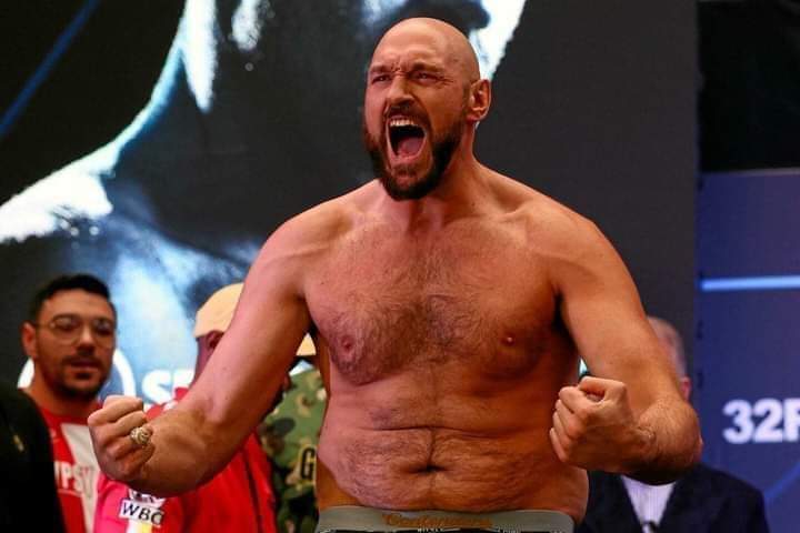 Image de Sport. Tyson Fury, l'un des pugilistes les plus renommés de notre époque, a récemment partagé ses impressions sur le combattant redoutable, Francis Ngannou. Le récit de leur rencontre dans le monde de la boxe et de l'octogone a captivé l'attention des amateurs de sports de combat du monde entier. Lorsqu'un champion comme Fury s'exprime sur un adversaire, cela ne peut être ignoré. Dans un sport où la bravoure, la technique et la puissance sont mises à l'épreuve, les mots de Fury sur Ngannou ont suscité un intérêt considérable. Lorsque Fury a déclaré que Ngannou était "vraiment un très bon combattant" et qu'il lui avait offert "le combat le plus dur de ces dix dernières années", les fans de boxe et de MMA se sont immédiatement interrogés sur ce qui avait bien pu se passer pendant ce combat épique. De plus, les éloges de Fury concernant la puissance de frappe de Ngannou ont renforcé l'image de ce dernier en tant que redoutable frappeur. Ces paroles ont ravivé le débat sur la puissance et la technique dans les sports de combat, tout en soulevant des questions sur le combat en tant que discipline et sur la persévérance des athlètes de haut niveau. Lorsque Tyson Fury a déclaré que Ngannou l'avait touché et laissé des marques sur son visage, cela a ajouté une dimension encore plus personnelle à l'histoire. Dans le monde de la boxe et du MMA, où l'apparence physique est souvent un indicateur de la force et de la capacité à encaisser des coups, ces mots de Fury ont fait réfléchir les fans et les observateurs. À quoi ressemblait vraiment le visage de Fury après ce combat intense ? Et quelles sont les répercussions physiques et émotionnelles de tels combats sur les athlètes de haut niveau ? L'une des questions les plus brûlantes dans le monde de la boxe et du MMA est de savoir comment un combattant d'élite comme Tyson Fury se prépare pour un adversaire comme Francis Ngannou. Comment s'entraîne-t-on pour faire face à un adversaire qui frappe "très très dur" ? Quels sont les aspects techniques et tactiques qui entrent en jeu lorsque l'on se prépare à un combat aussi exigeant ? Le choix de Fury de défier Ngannou en dit long sur sa confiance en ses propres capacités, mais comment a-t-il géré la préparation mentale pour un tel défi ? Un aspect fascinant de cette histoire est la façon dont Fury et Ngannou ont apporté leur propre style et leur propre approche à ce combat. Fury est connu pour sa fluidité, son agilité et sa capacité à esquiver les coups, tandis que Ngannou est célèbre pour sa puissance brute et sa précision. Le combat entre ces deux géants des sports de combat a mis en lumière les différentes facettes de la boxe et du MMA. Quels sont les enseignements que les jeunes combattants peuvent tirer de cette rencontre, et comment cela pourrait-il influencer l'avenir de ces disciplines ? Un autre point clé de cette histoire est l'impact de cette rencontre sur les carrières de Tyson Fury et de Francis Ngannou. Fury est déjà un champion établi dans la boxe, mais comment cette expérience a-t-elle affecté sa réputation et sa carrière ? Et pour Ngannou, qui est une star montante du MMA, comment cette confrontation avec un boxeur de renom a-t-elle influencé sa carrière et son statut dans l'UFC ? Le combat entre Fury et Ngannou a également soulevé des questions sur la nature de la rivalité dans le monde des sports de combat. Ces deux combattants avaient-ils une rivalité personnelle ? Ou s'agissait-il simplement d'une occasion pour eux de tester leurs compétences et de repousser leurs limites ? La rivalité est un élément fondamental de nombreux sports, et elle peut être une source d'inspiration pour les athlètes et de divertissement pour les fans. Quelle était la dynamique de rivalité entre Fury et Ngannou, et comment cela a-t-il influencé le combat ? Enfin, les paroles de Tyson Fury soulèvent une question importante : qu'est-ce qui fait la grandeur d'un combattant ? Est-ce seulement la victoire sur ses adversaires, ou y a-t-il d'autres éléments qui entrent en jeu ? Fury a témoigné de l'excellence de Ngannou en tant que combattant, malgré le résultat du combat. Cette perspective remet en question notre définition de la grandeur dans les sports de combat. Quelles sont les qualités qui définissent un grand combattant, et comment ces qualités se manifestent-elles sur le ring ou dans l'octogone ? En conclusion, les paroles de Tyson Fury sur Francis Ngannou ont déclenché une réflexion profonde sur de nombreux aspects des sports de combat, de la préparation à la rivalité en passant par la définition de la grandeur. Leur rencontre a été un moment marquant pour les amateurs de sports de combat et a mis en lumière les complexités et les défis auxquels sont confrontés les athlètes de haut niveau. Alors, comment voyez-vous l'impact de ce combat sur l'avenir de la boxe et du MMA ?