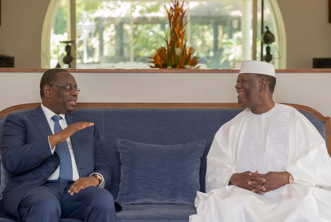 Image de Politique. L'entretien entre le président ivoirien Alassane Ouattara et son homologue sénégalais Macky Sall, qui s'est déroulé le samedi 28 octobre 2023 à Abidjan, a suscité un grand intérêt tant au niveau national qu'international. Cette rencontre diplomatique entre deux chefs d'État africains a mis en lumière l'importance des relations bilatérales entre la Côte d'Ivoire et le Sénégal, ainsi que les enjeux régionaux et internationaux qui les préoccupent. Les relations entre la Côte d'Ivoire et le Sénégal sont depuis longtemps empreintes d'amitié et de coopération. Les deux pays partagent des liens historiques, culturels et géographiques, ce qui renforce leur partenariat. Lors de cette réunion, le président Ouattara et le président Sall ont salué les "excellentes relations et la parfaite entente" qui caractérisent leur coopération. Cette déclaration reflète la volonté des deux nations de maintenir des liens solides et mutuellement bénéfiques. L'amitié entre la Côte d'Ivoire et le Sénégal est non seulement importante sur le plan bilatéral, mais elle revêt également une signification régionale et continentale. Ces deux pays d'Afrique de l'Ouest ont joué un rôle clé dans la promotion de la stabilité politique et économique de la région. Leurs collaborations ont contribué à la résolution de crises et à la promotion de l'intégration économique au sein de la Communauté économique des États de l'Afrique de l'Ouest (CEDEAO). Lors de l'entretien, les deux chefs d'État ont abordé des questions d'importance régionale et internationale. Il est intéressant d'explorer plus en détail les sujets qui ont été discutés et les implications de ces discussions. Parmi les thèmes régionaux, on peut penser aux défis liés à la sécurité en Afrique de l'Ouest, notamment la lutte contre le terrorisme et les groupes armés, ainsi que la gestion des flux migratoires. En ce qui concerne les enjeux internationaux, la question de la représentation de l'Afrique sur la scène mondiale, les réformes des institutions internationales, telles que l'ONU, et les questions liées au commerce international et à la coopération économique pourraient avoir été abordées. Une question importante qui se pose est de savoir comment ces discussions pourraient influencer la politique étrangère des deux pays dans les mois et les années à venir. Les positions communes ou les accords conclus lors de cet entretien pourraient-ils avoir un impact sur les relations de la Côte d'Ivoire et du Sénégal avec d'autres nations et organisations internationales ? Les sujets discutés lors de cette rencontre sont-ils susceptibles de renforcer la coopération régionale en Afrique de l'Ouest ? De plus, il est essentiel de se pencher sur la manière dont cette réunion peut influencer la situation politique et économique dans les deux pays. Les discussions entre les présidents Ouattara et Sall pourraient-elles avoir des répercussions sur les politiques intérieures de la Côte d'Ivoire et du Sénégal, ainsi que sur leur développement économique respectif ? Enfin, il serait également instructif d'explorer l'impact de cet entretien sur la perception de l'Afrique et de ses leaders par la communauté internationale. Comment les médias et les acteurs internationaux ont-ils réagi à cette rencontre ? La coopération et l'amitié entre la Côte d'Ivoire et le Sénégal sont-elles présentées comme des exemples positifs de la diplomatie africaine ? En résumé, la réunion entre les présidents Alassane Ouattara et Macky Sall à Abidjan a mis en lumière l'importance des relations entre la Côte d'Ivoire et le Sénégal, ainsi que leur engagement en faveur de la stabilité et de la prospérité de la région. Les sujets discutés lors de cet entretien ont le potentiel d'influencer la politique étrangère, la situation intérieure et la perception internationale de ces deux pays. Cette rencontre soulève des questions cruciales sur l'avenir de la coopération régionale en Afrique de l'Ouest et le rôle de l'Afrique sur la scène mondiale. Quelles sont vos réflexions sur l'importance de ces questions pour l'avenir de l'Afrique et des relations internationales ?