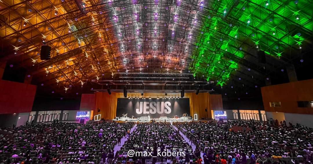 Deuxième Image de Célébrités. L'histoire retiendra que Derek-Jones est le tout premier artiste à faire le plein de la mythique salle du parc des expositions. Cette réalisation remarquable a marqué un tournant dans le monde de la musique live et a eu un impact durable sur l'industrie du divertissement. Pour comprendre pleinement l'importance de cet événement historique, nous allons plonger dans le contexte de l'époque, explorer la carrière de Derek-Jones et son influence sur la scène musicale, examiner de près l'endroit mythique où tout s'est déroulé, et enfin, poser une question ouverte sur l'héritage de cet accomplissement exceptionnel. L'année était 2023, une période où le monde avait déjà connu de nombreux bouleversements. Les avancées technologiques avaient révolutionné la façon dont la musique était produite, diffusée et consommée. Les artistes n'avaient plus besoin de s'appuyer uniquement sur les canaux traditionnels pour partager leur musique. La scène musicale était devenue diversifiée et mondialisée, offrant une multitude de genres et de talents. Derek-Jones était l'un de ces talents exceptionnels. Né dans une petite ville, il avait grandi en écoutant une variété de styles musicaux, de la musique classique au hip-hop. Il avait commencé à jouer de la guitare à un jeune âge, et son talent brut n'avait pas tardé à se manifester. Dès ses premières années de carrière, il avait attiré l'attention des critiques et du public grâce à sa virtuosité à la guitare et à sa voix captivante. Le succès de Derek-Jones n'était pas seulement dû à son talent musical inné, mais aussi à son dévouement à l'art. Il avait passé de nombreuses années à perfectionner son métier, à écrire des chansons profondément personnelles et à développer un style unique qui le démarquait des autres artistes. Son authenticité et sa passion pour la musique étaient palpables dans chacune de ses performances. Mais l'histoire retiendra Derek-Jones pour une performance en particulier, celle qui s'est déroulée dans la mythique salle du parc des expositions. Cette salle, autrefois un lieu de rassemblement pour des événements divers allant des salons automobiles aux expositions d'art, avait été désaffectée depuis de nombreuses années. Derek-Jones, cependant, a vu en elle un potentiel inexploité. Il a conçu un plan audacieux pour restaurer la salle du parc des expositions et la transformer en un lieu de concert épique. Il a fait appel à une équipe de professionnels de la scène, des architectes aux ingénieurs du son, pour redonner vie à cet endroit légendaire. Lorsque le jour du concert est enfin arrivé, l'excitation était palpable. La salle, autrefois abandonnée, était méconnaissable. Des lumières étincelantes illuminaient le plafond voûté, une scène massive était prête à accueillir Derek-Jones et son groupe, et des milliers de fans enthousiastes attendaient impatiemment l'événement. La performance de Derek-Jones cette nuit-là a été époustouflante. Il a joué une sélection de ses chansons les plus emblématiques, mêlant habilement des ballades émotionnelles à des morceaux plus énergiques. Sa voix envoûtante a empli la salle, tandis que sa guitare virtuose a transcendé les attentes du public. Chaque note résonnait dans les cœurs et les esprits de ceux qui étaient présents, créant une expérience inoubliable. Ce qui a rendu cet événement encore plus exceptionnel, c'est que la salle du parc des expositions était pleine à craquer. Plus de 20 000 personnes s'étaient rassemblées pour assister à ce moment historique. C'était la première fois qu'un artiste remplissait cette salle depuis des décennies, et c'était Derek-Jones qui avait réussi cet exploit extraordinaire. La performance de Derek-Jones dans la salle du parc des expositions a été le catalyseur d'une série d'événements majeurs. Elle a ravivé l'intérêt pour cet espace autrefois négligé, ouvrant la voie à une série de concerts et d'événements qui ont revitalisé la scène culturelle de la ville. La salle du parc des expositions est devenue un lieu emblématique pour la musique live, attirant des artistes de renom du monde entier. L'influence de Derek-Jones s'est également étendue bien au-delà de cette performance. Il a inspiré une nouvelle génération d'artistes à poursuivre leur passion avec détermination et à repousser les limites de la créativité. Sa persévérance et son engagement envers l'art ont servi de modèle pour de nombreux artistes en herbe. Cependant, l'héritage de Derek-Jones va au-delà de son influence sur l'industrie de la musique. Il incarne la puissance de la persévérance, de la créativité et de la conviction. Sa détermination à faire revivre la salle du parc des expositions et à la remplir de fans passionnés montre ce qui est possible lorsque l'on poursuit ses rêves avec passion et dévouement. Alors, quelles leçons pouvons-nous tirer de l'histoire de Derek-Jones et de sa performance légendaire dans la salle du parc des expositions ? Comment pouvons-nous nous inspirer de son exemple pour poursuivre nos propres rêves et réaliser des exploits extraordinaires ?